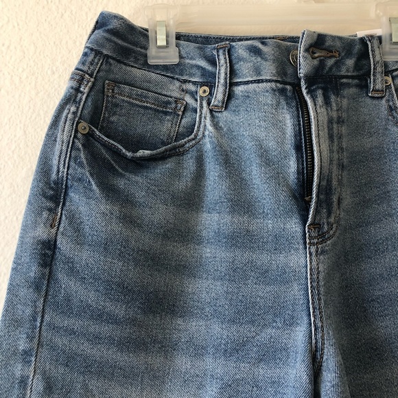 NWT American Eagle Outfitters Curvy Mom Jeans 4 SHORT Light Wash Denim Stretch - Picture 3 of 8